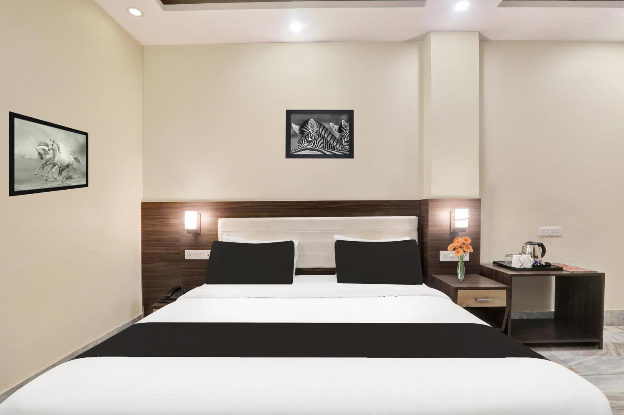 Super Townhouse Kankarbagh Formerly Kunwar Alcajars Patna  Dış mekan fotoğraf