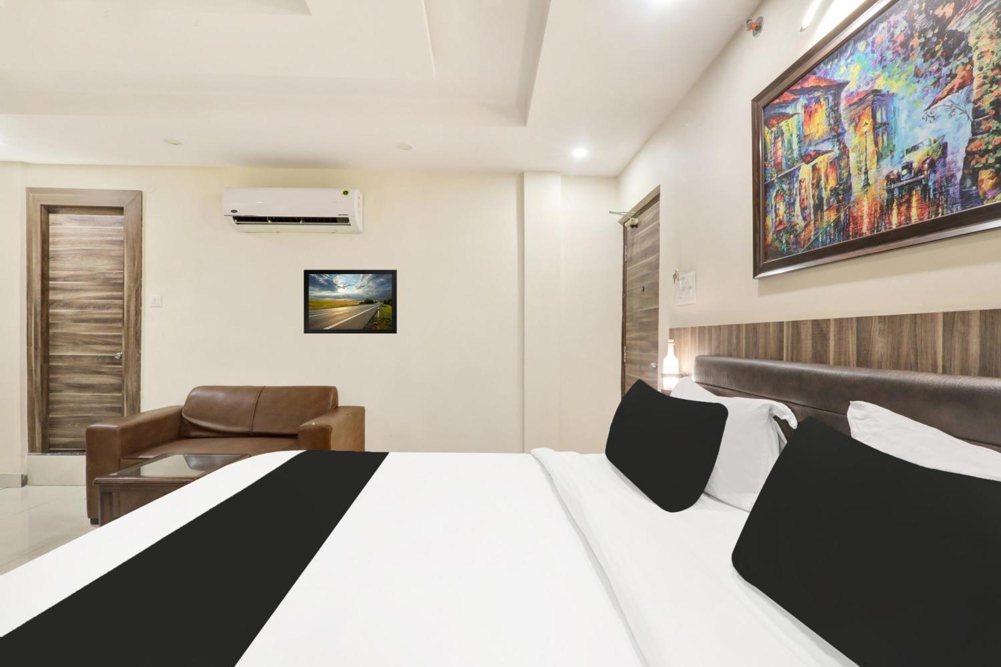 Super Townhouse Kankarbagh Formerly Kunwar Alcajars Patna  Dış mekan fotoğraf