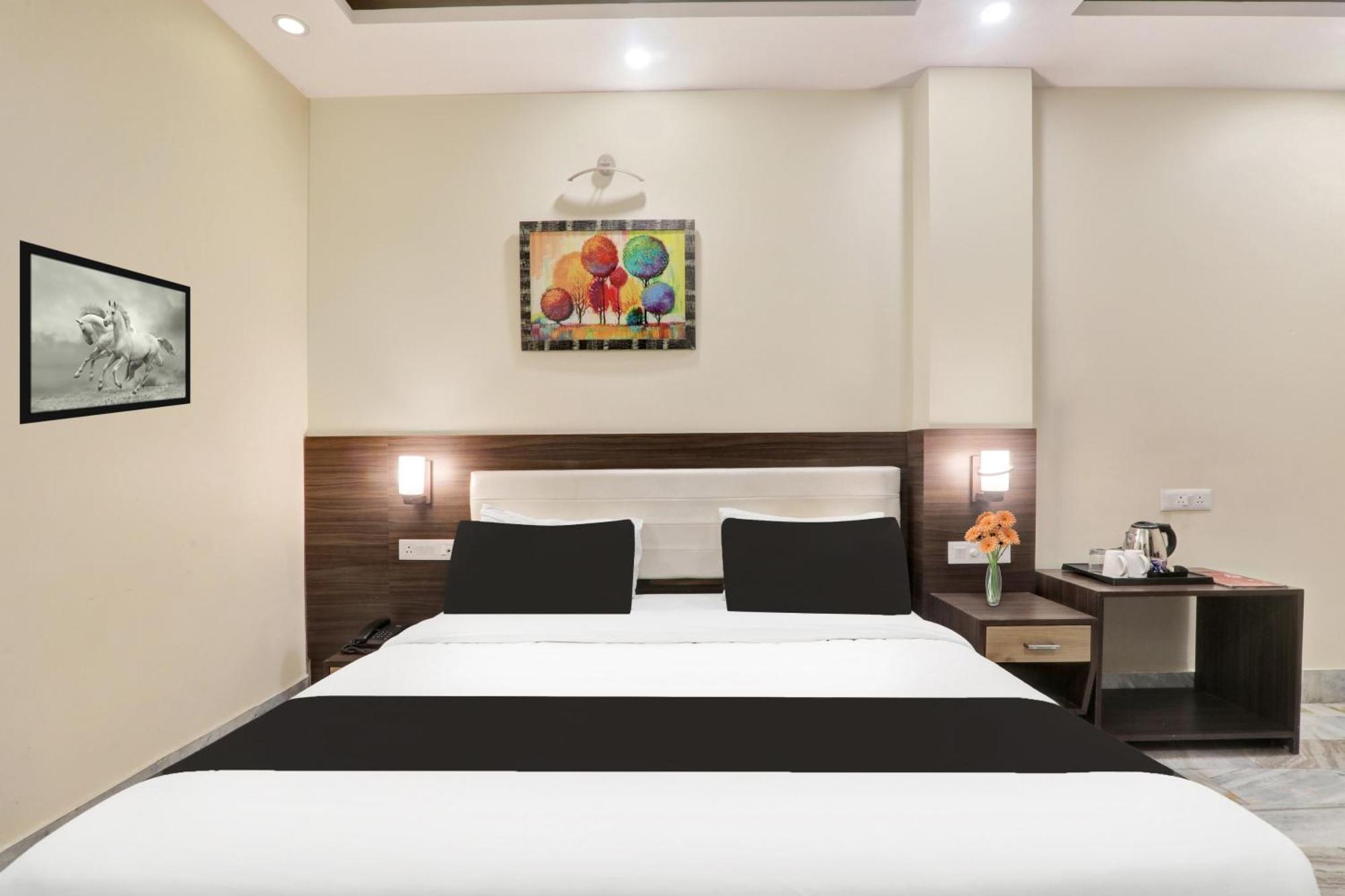 Super Townhouse Kankarbagh Formerly Kunwar Alcajars Patna  Dış mekan fotoğraf